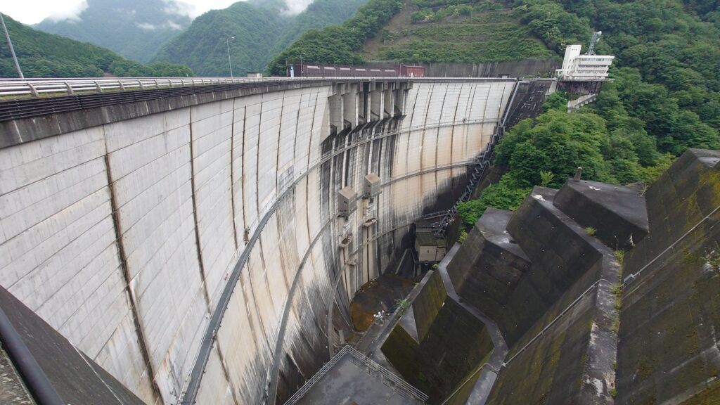 川治ダム堤体