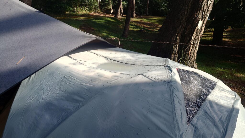 ColemanツーリングドームエアーST+にたまった雨水