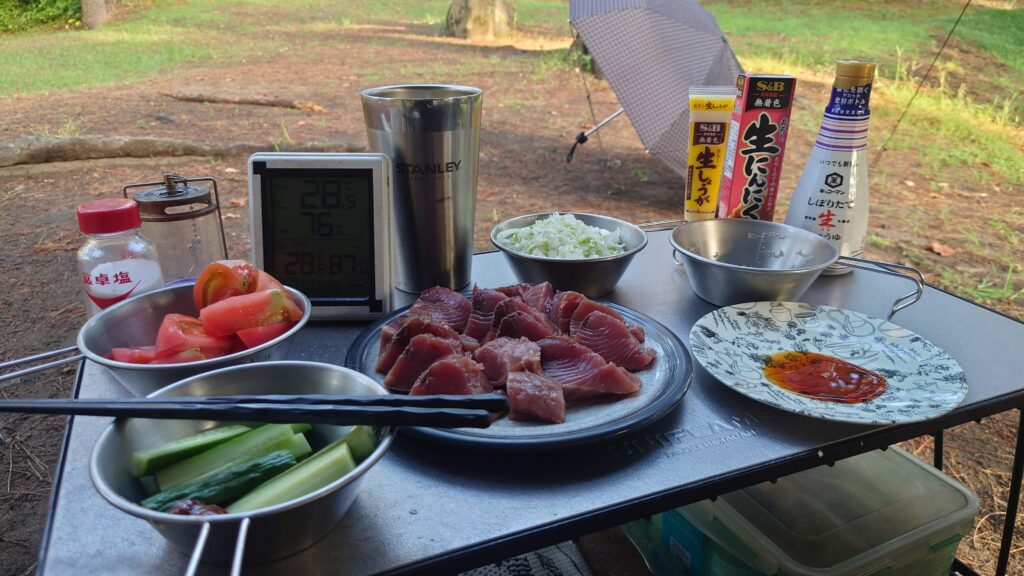 おつまみはカツオとキュウリとトマト