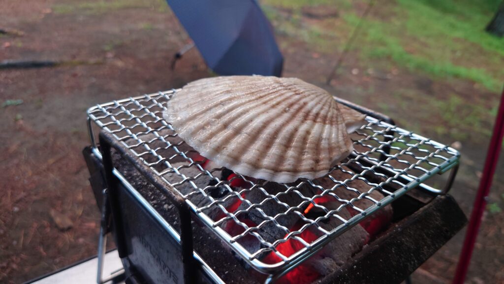 ホタテ貝の炭火焼き
