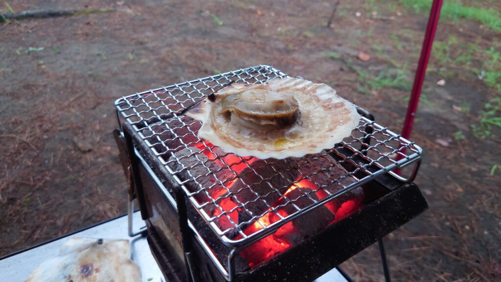 ひっくり返して殻を外したホタテの炭火焼き