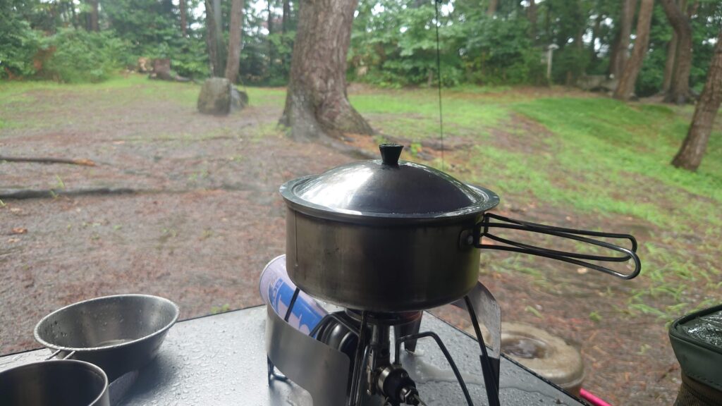 大洗キャンプ場雨の中朝食の準備