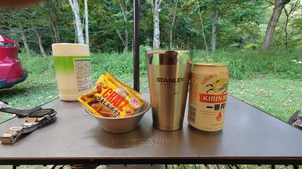 土呂部高原キャンプ場口開けのビールとつまみ