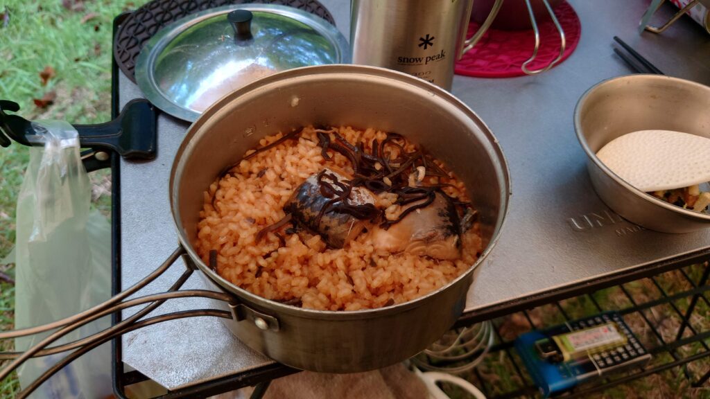 鯖の味噌煮と塩昆布の炊き込みご飯
