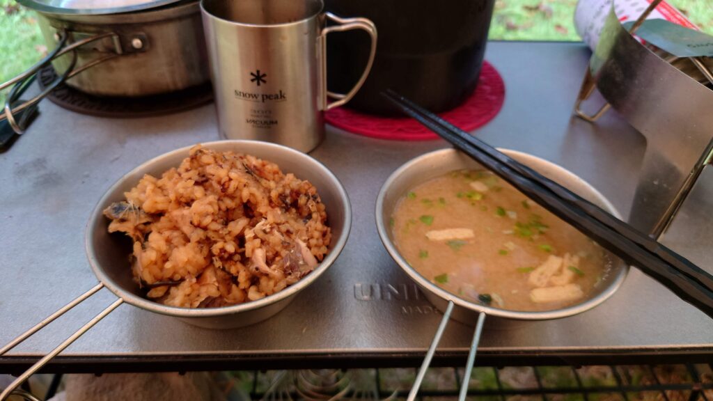 炊き込みご飯と味噌汁の朝ご飯