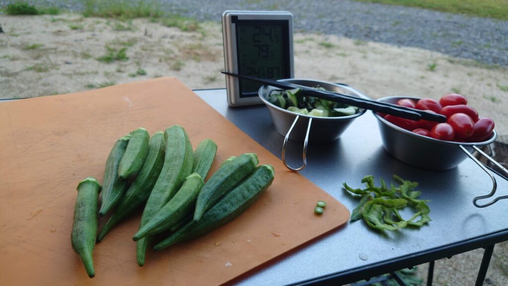 オクラのへたを取り下処理