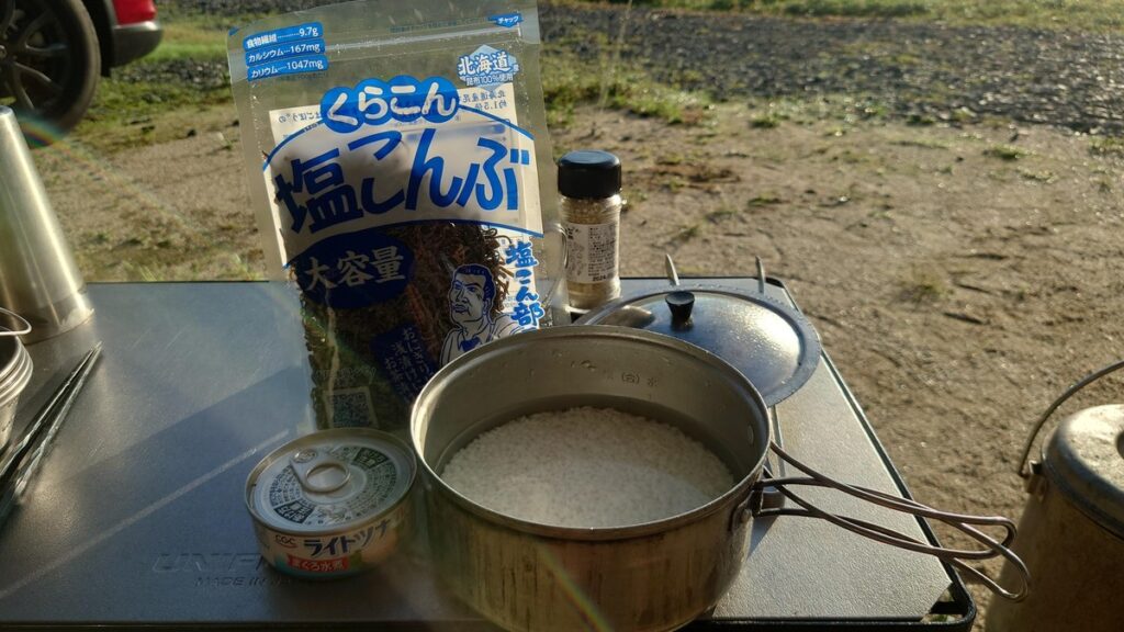 朝食の材料 ツナ缶と塩昆布