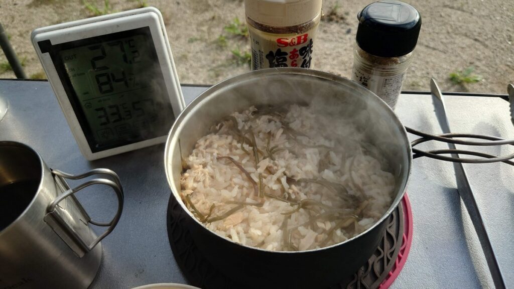 炊き上がった塩昆布ツナご飯