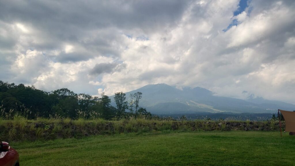 やすらぎの森オートキャンプ場初日サイト設営前の妙高山