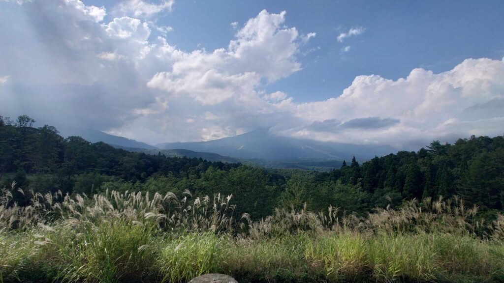 やすらぎの森オートキャンプ場フリーサイト脇の展望台から見た妙高山