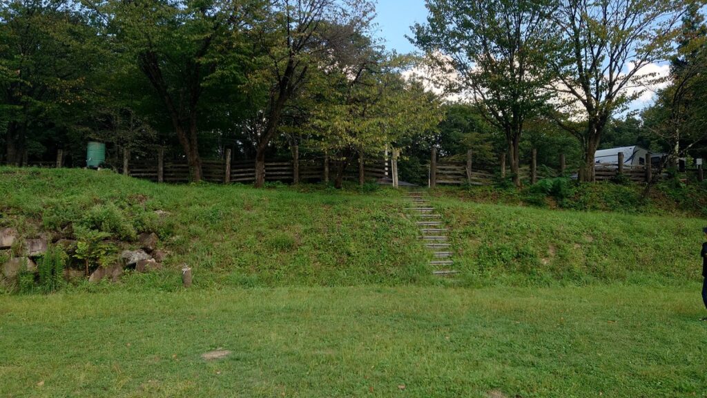 トイレと水場のある高台