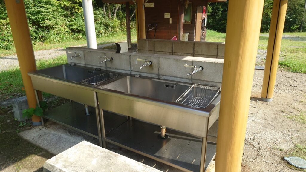 やすらぎの森オートキャンプ場RVパークエリア炊事場シンク
