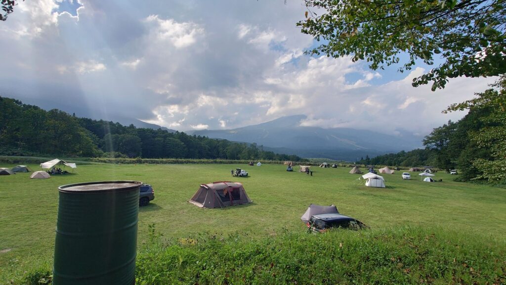 やすらぎの森オートキャンプ場高台から見下ろしたフリーサイト