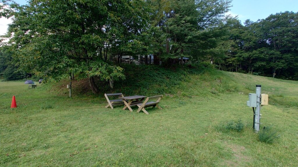 やすらぎの森オートキャンプ場電源付きオートサイト