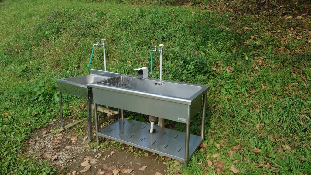 やすらぎの森オートキャンプ場電源サイトそばの水場