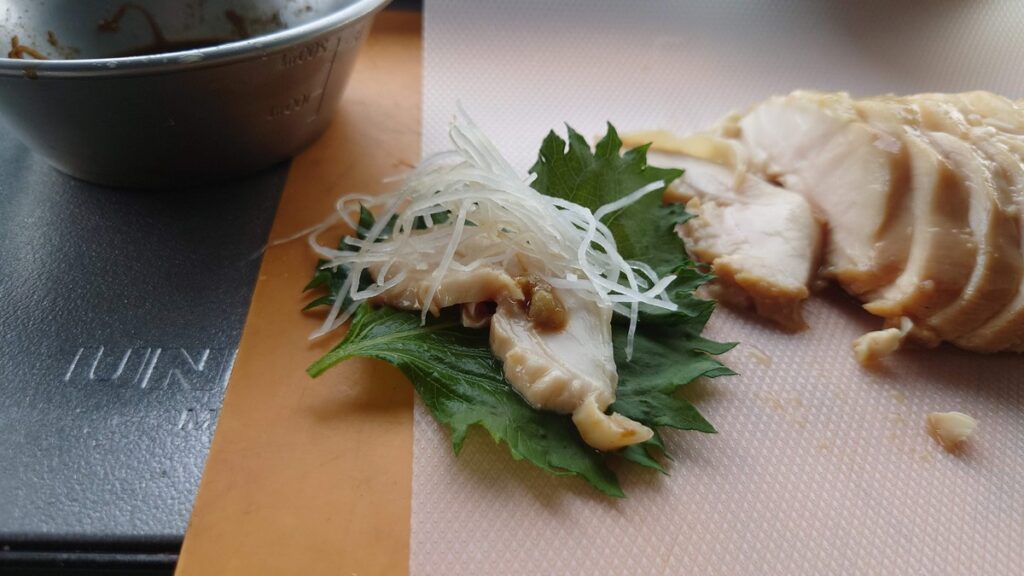 刺身のつまと紫蘇と鶏胸肉