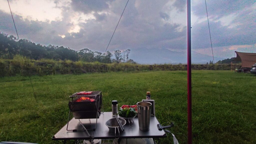 やすらぎの森オートキャンプ場雲にかすむ妙高山