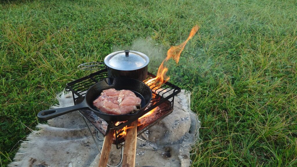 焚火による朝食の準備