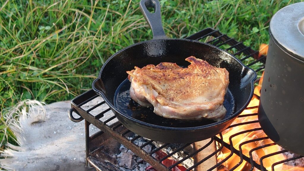 スキレットで焼いた鶏モモ肉