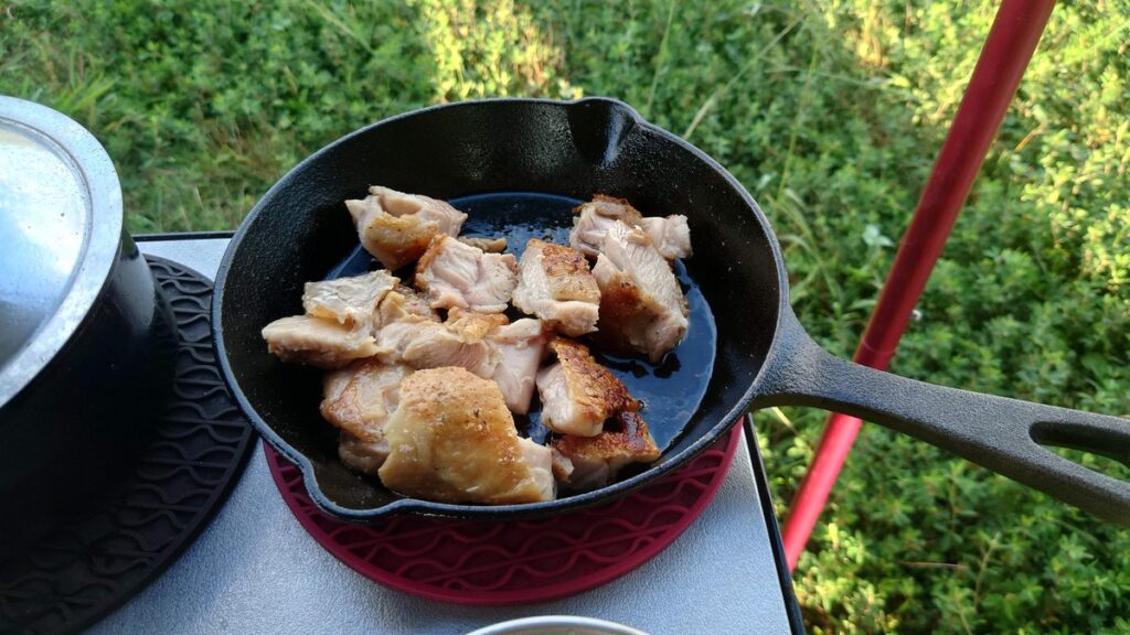 キッチンばさみで切った鶏モモ肉