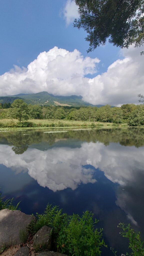 いもり池に映る妙高山