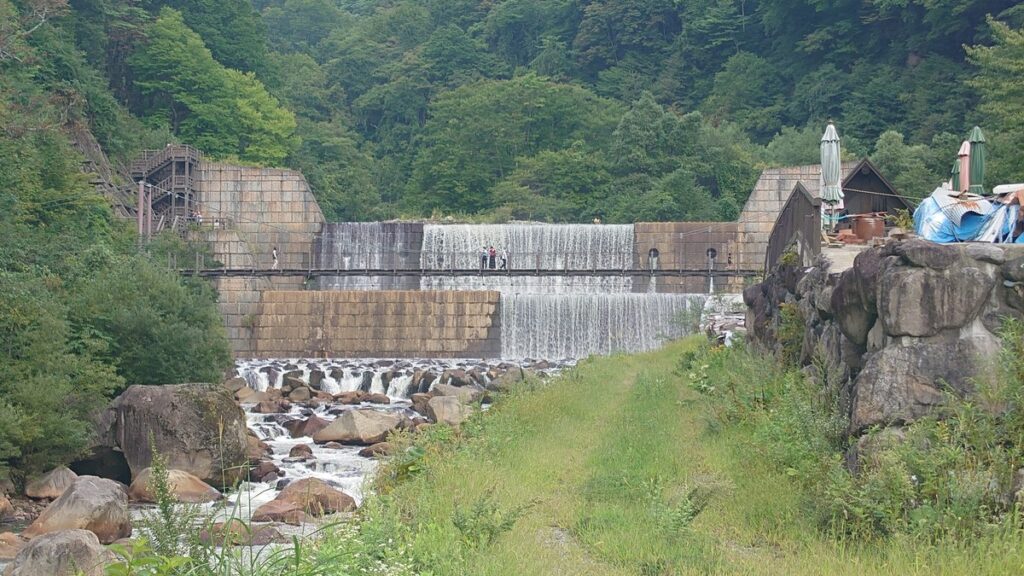 苗名滝駐車場からみた苗名滝下流の堰堤
