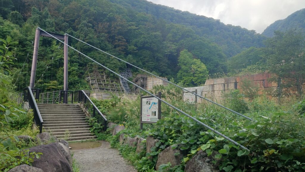 苗名滝入り口の吊り橋