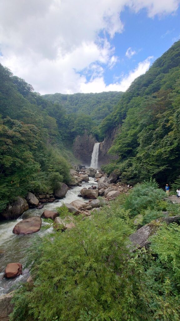 吊り橋から見た苗名滝