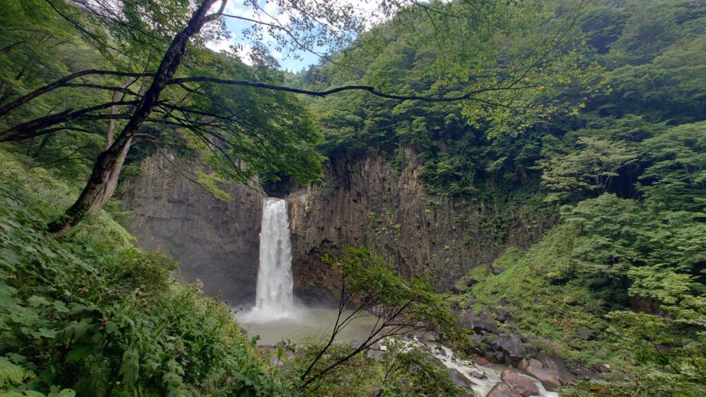 吊り橋上流から見た苗名滝