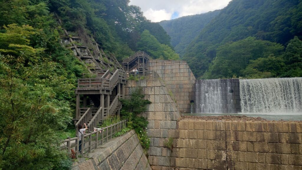 関川苗名滝の下流の２段の堰堤脇の階段