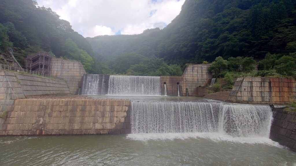 関川の遊歩道中央から見た2段の堰堤