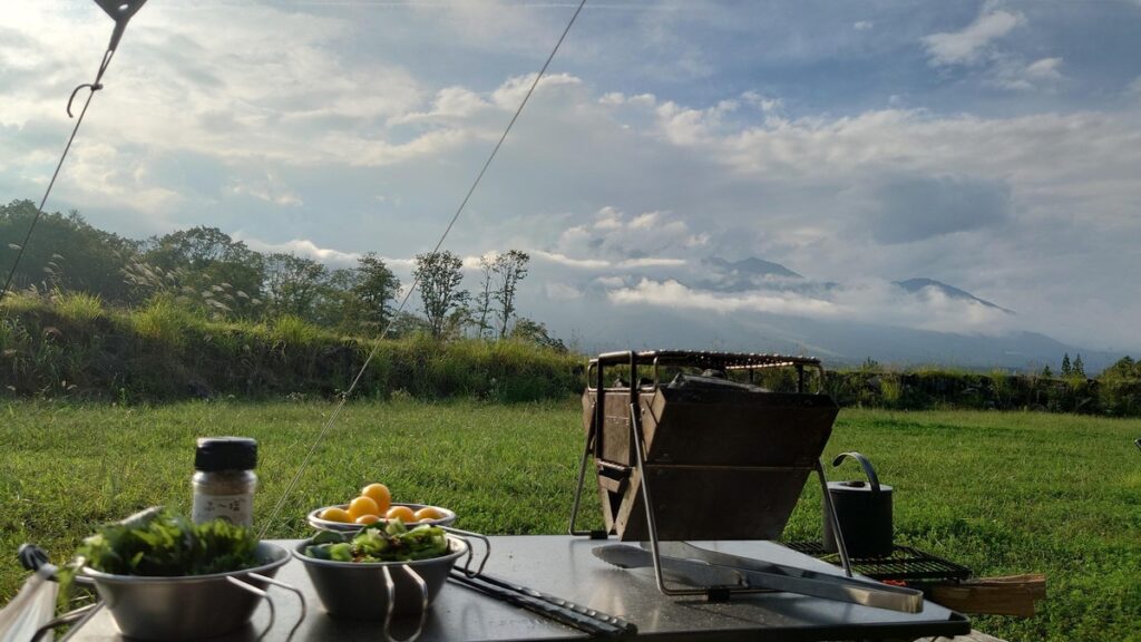 卓上のユニセラminiと雲に隠れる妙高山