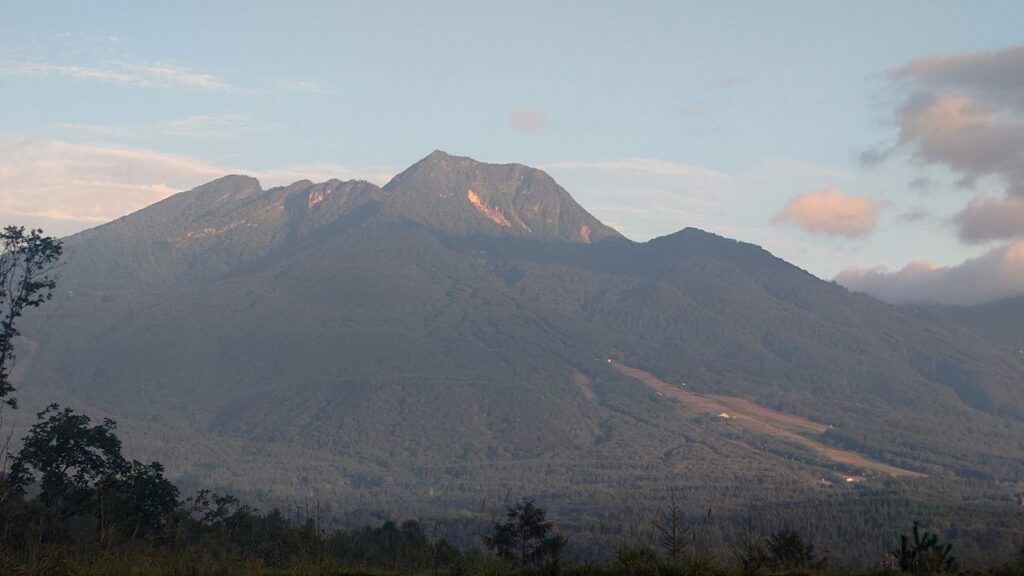 望遠で撮った妙高山山頂