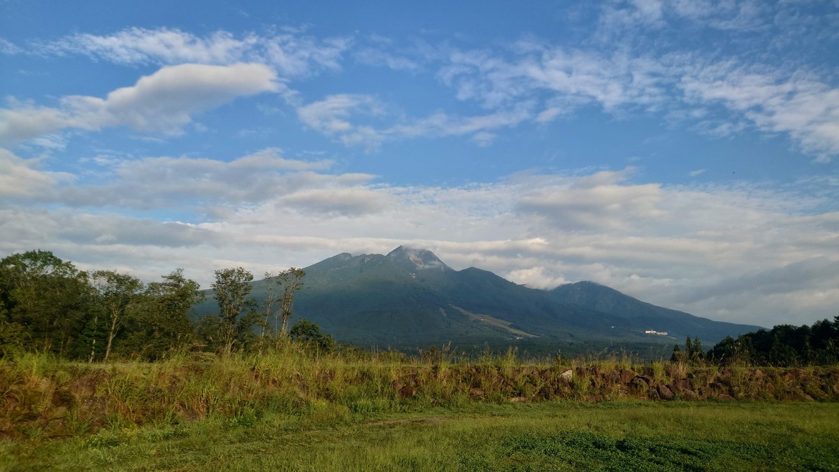 やすらぎの森キャンプ場正面の妙高山