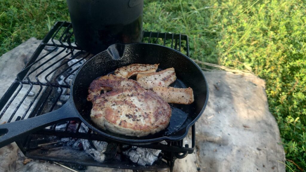スキレットで焼いた豚トロと豚ロース
