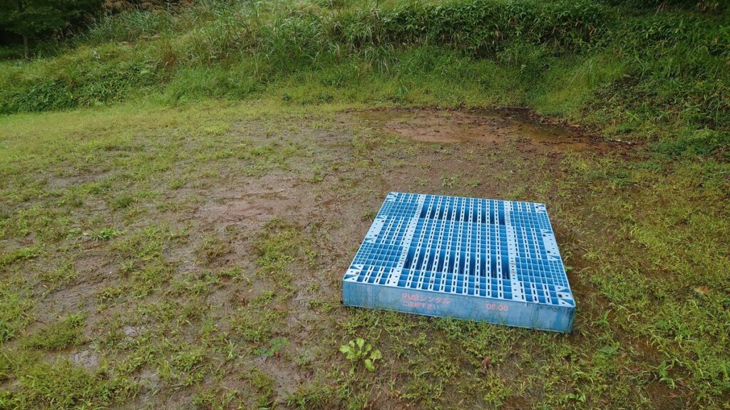 星空キャンプ場芝生エリア最上部荷下ろし用のパレット