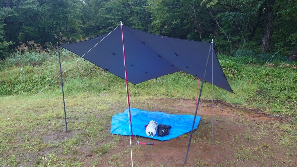立ち上げた男前タープの下に広げたグランドシート
