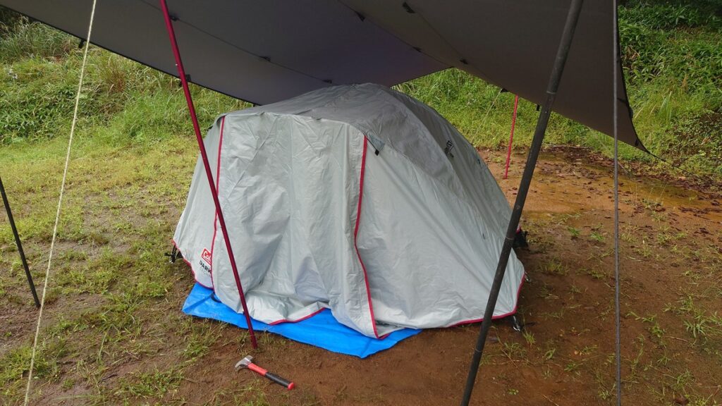 タープ下に広げたColemanツーリングドームST+