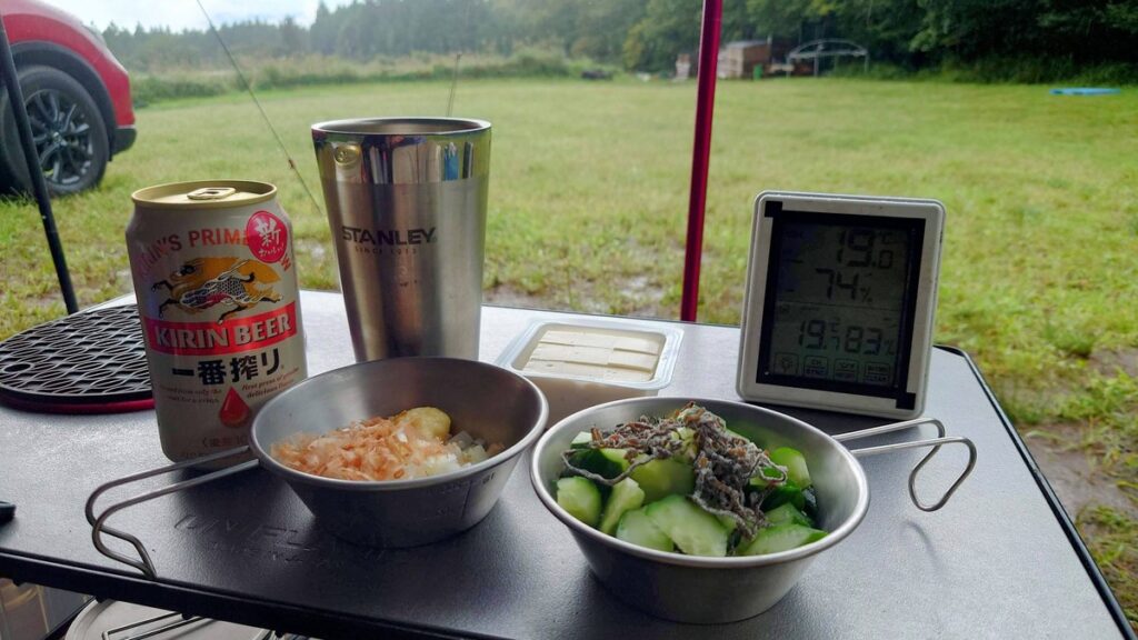 豆腐とキュウリの塩昆布和えで乾杯
