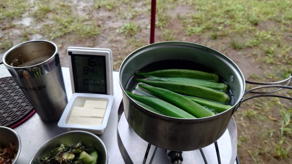 オクラを茹でる