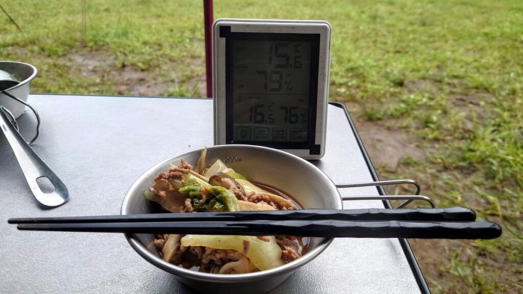 シェラカップによそったキムチ鍋