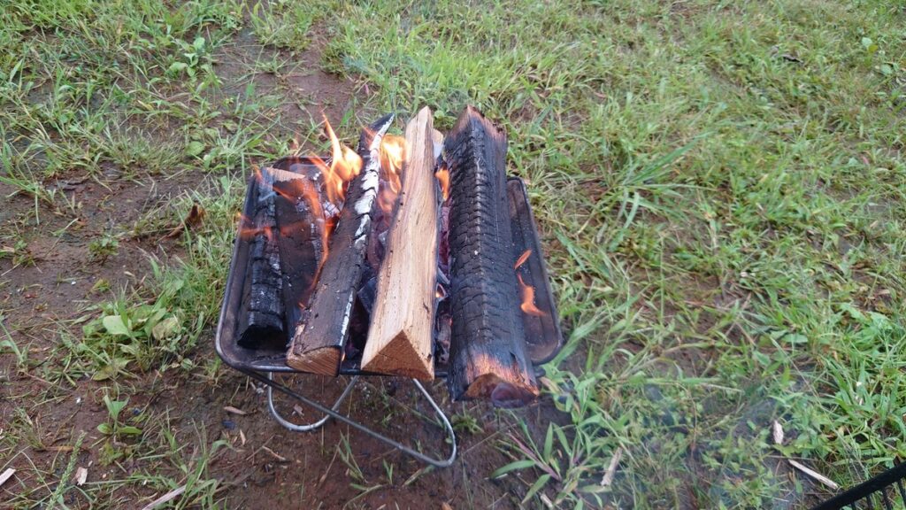 オガ炭を投入した焚火