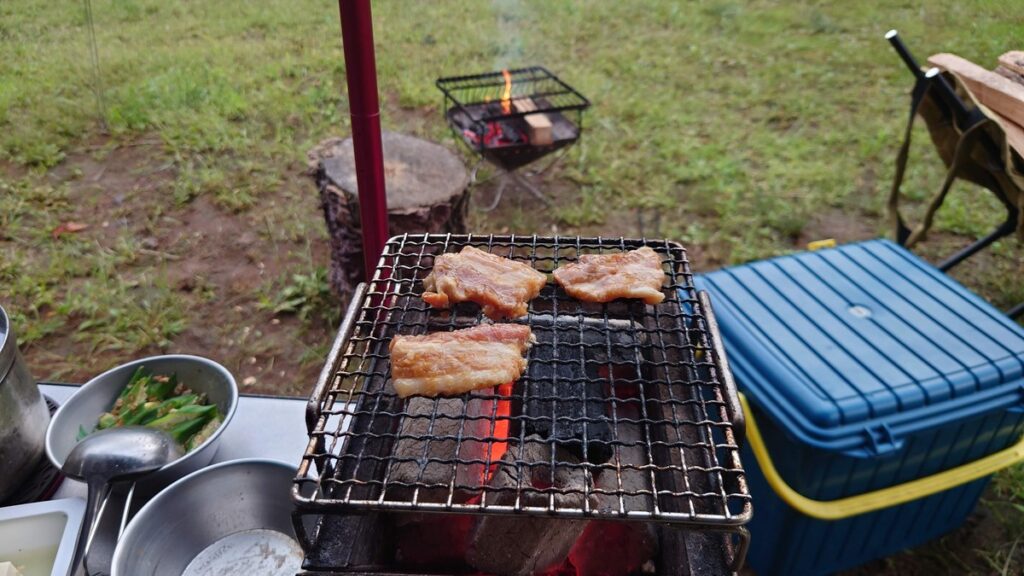 焼き肉のタレに漬け込んだ豚バラ肉の炭火焼き