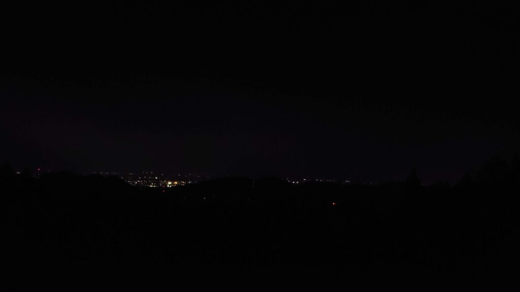 星空キャンプ場遠くの夜景