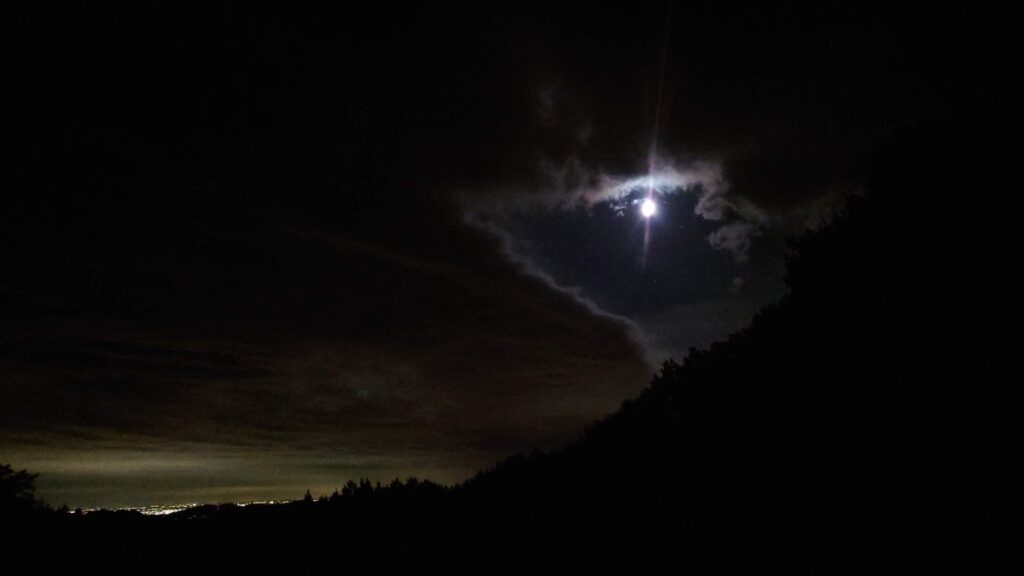 星空キャンプ場雲の切れ間から見える月