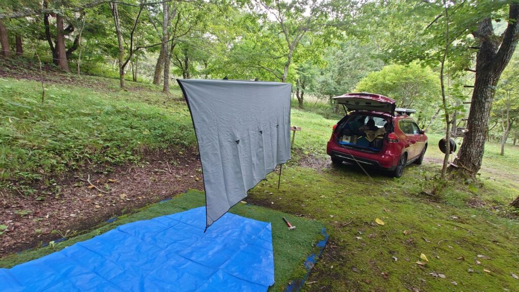 花咲森のキャンプ場ソロエリアテントとタープの設営