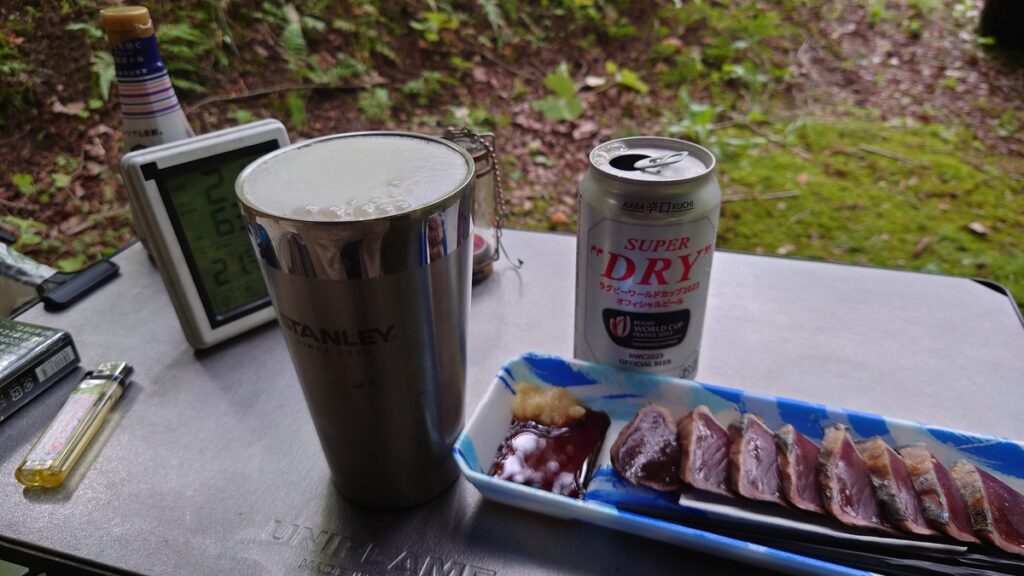 花咲森のキャンプ場ビールとカツオのたたきで乾杯