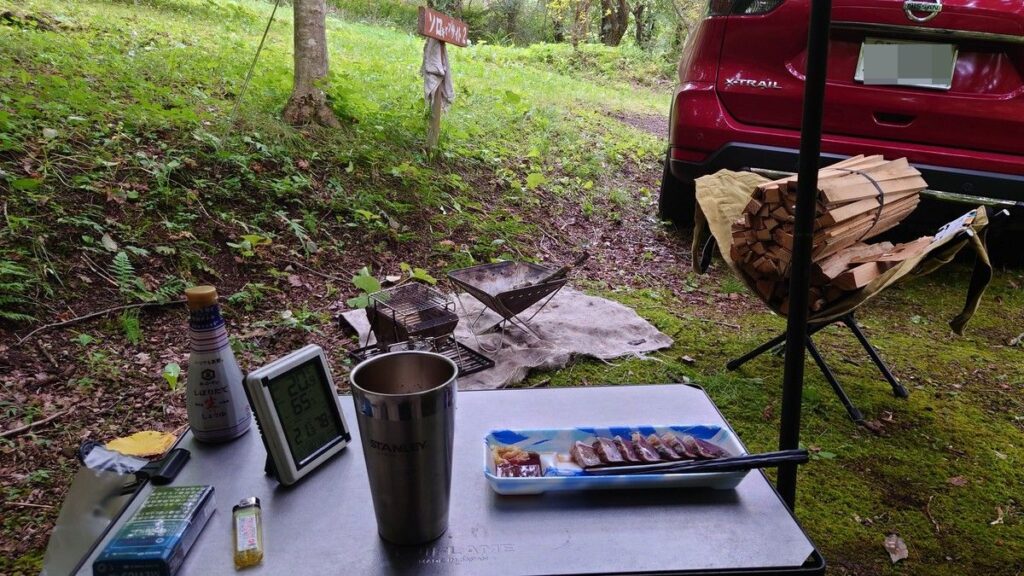 ビールを飲みながら焚火の準備