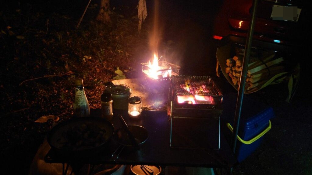 夕闇の焚火とキャンドルと炭火