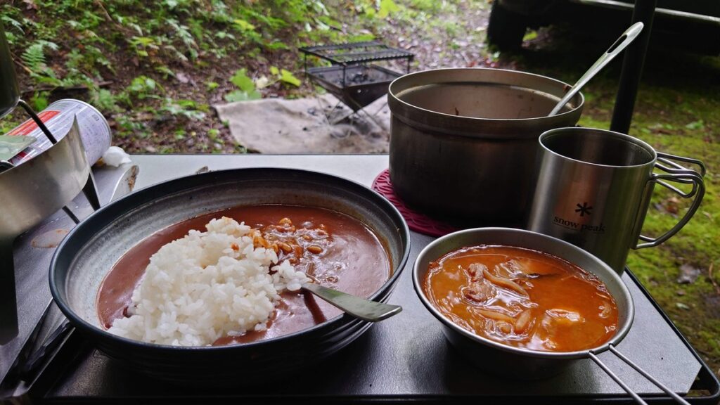 朝食のカレーと鍋の残り